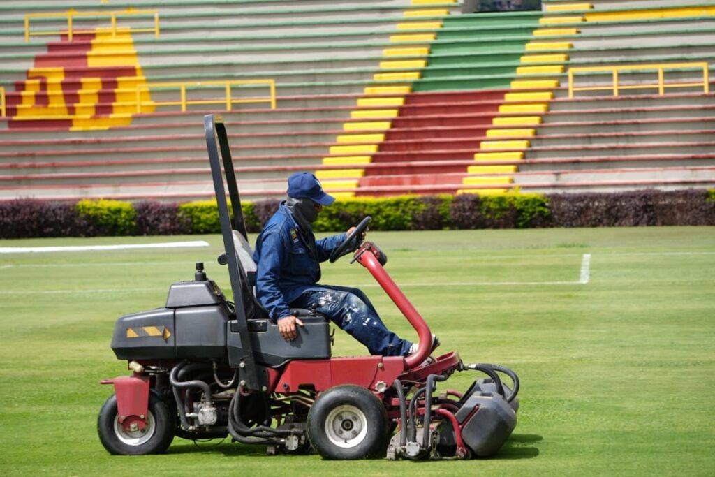 IMDRI intensifica mantenimiento del gramado del Manuel Murillo Toro ante las altas temperaturas 13 IMG 20260803 WA0127