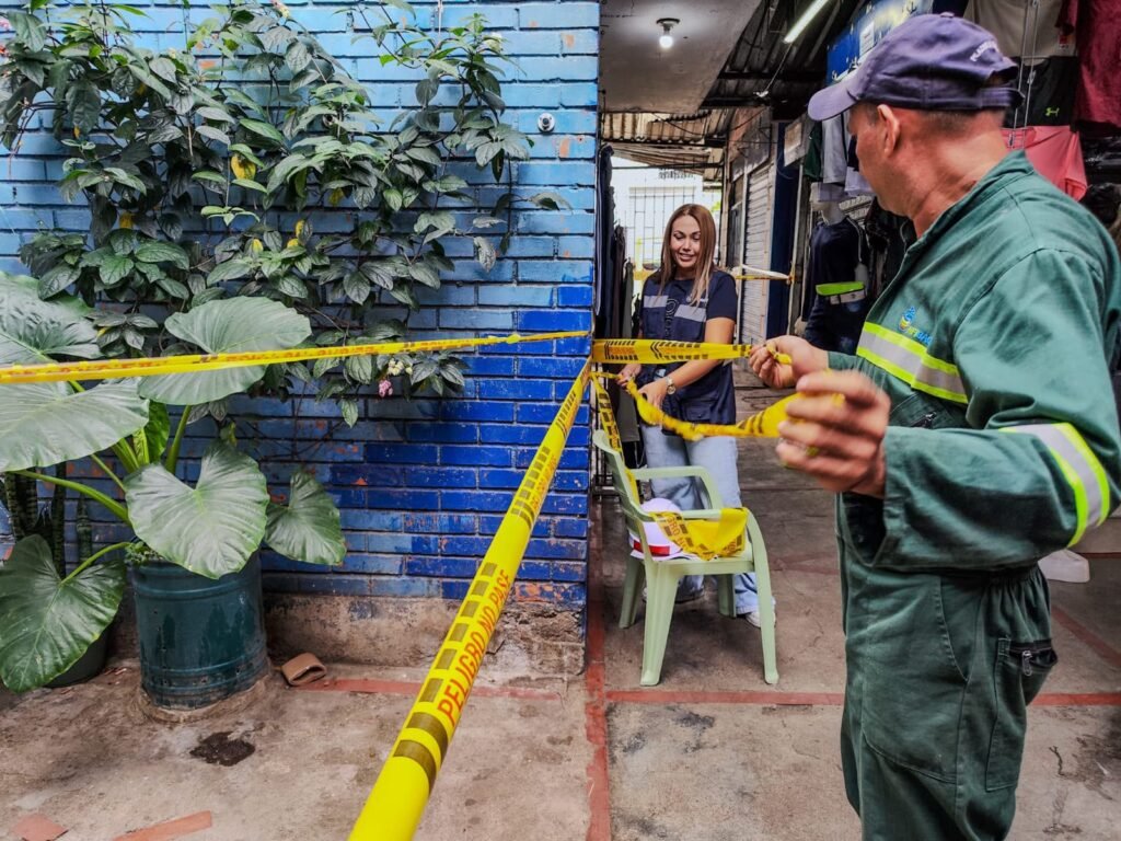 Alcaldía de Ibagué realiza cierres preventivos en plazas La 21 y El Jardín tras el terremoto 13 IMG 20260813 WA0071