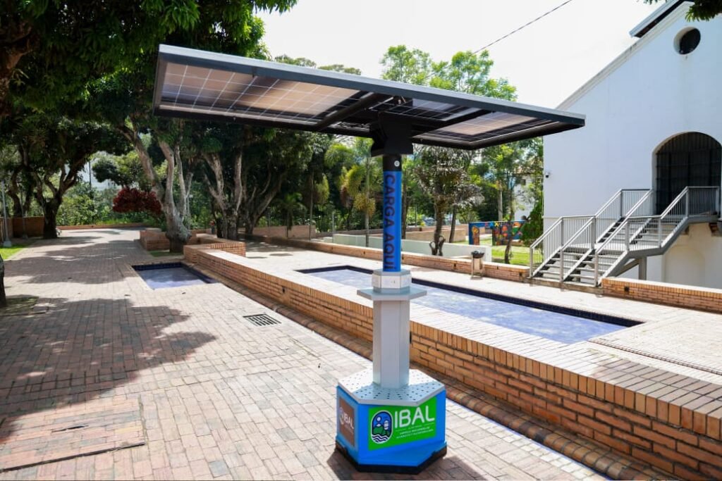 Energía solar llega a espacios públicos de Ibagué para facilitar la carga de dispositivos electrónicos 12 WhatsApp Image 2026 08 25 at 11.00.10 AM