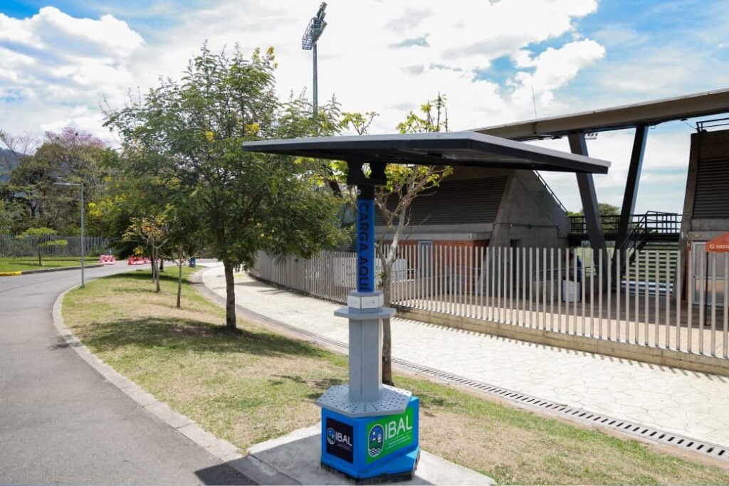Energía solar llega a espacios públicos de Ibagué para facilitar la carga de dispositivos electrónicos 13 hi